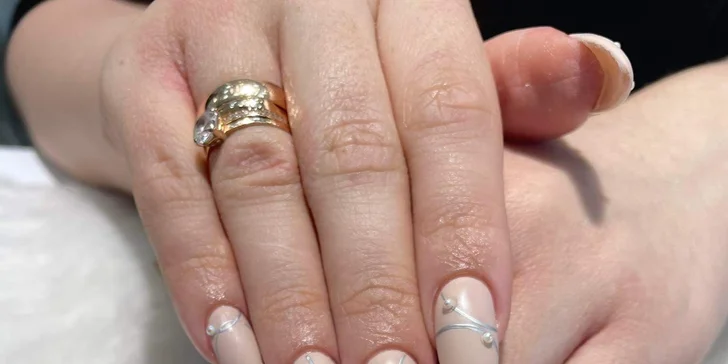 Péče o ruce i nohy: manikúra nebo pedikúra s možností gel laku, Shellacu i nové akrylové nehty