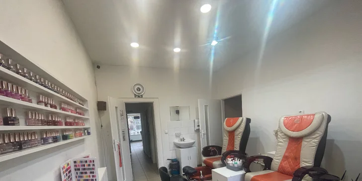 Péče o ruce i nohy: manikúra nebo pedikúra s možností gel laku, Shellacu i nové akrylové nehty