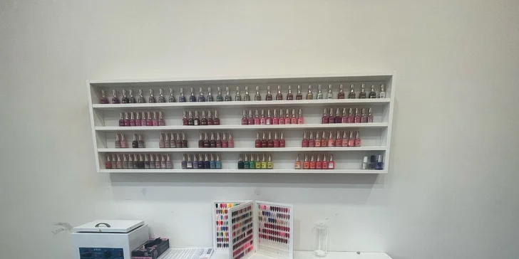 Péče o ruce i nohy: manikúra nebo pedikúra s možností gel laku, Shellacu i nové akrylové nehty