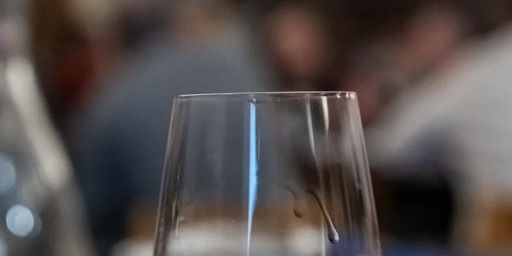Degustace víc než 7 druhů vín snoubených s čokoládou ve Františkánském klášteře