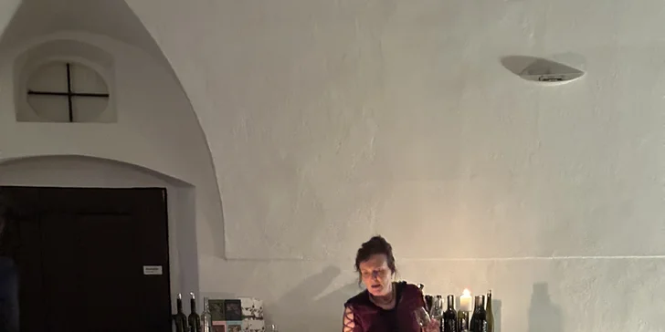 Degustace víc než 7 druhů vín snoubených s čokoládou ve Františkánském klášteře
