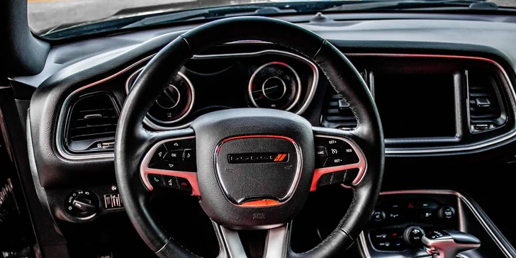 Zapůjčení Dodge Challenger 5.7 V8 HEMI na 12, 24 či 48 hod.