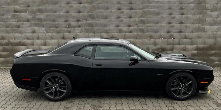 Dodge Challenger 5.7 V8 HEMI SHAKER na 12, 24 či 48 hod.