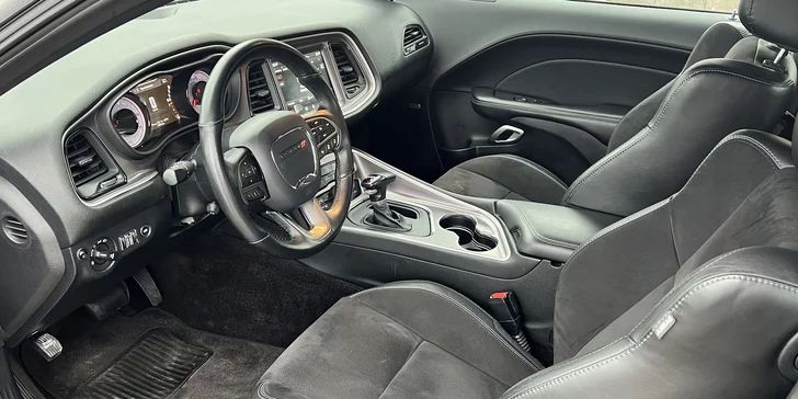 Dodge Challenger 5.7 V8 HEMI SHAKER na 12, 24 či 48 hod.
