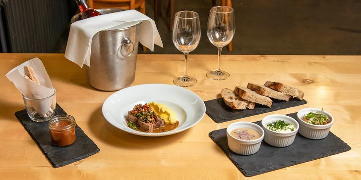3- nebo 5chodové menu i lahev vína pro 2 osoby: rillettes, hovězí konfit, burger i churros