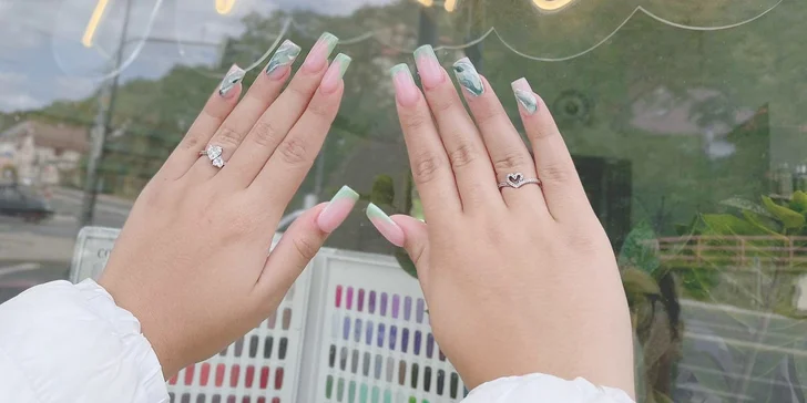 Péče o ruce i nohy: manikúra nebo pedikúra s možností gel laku, Shellacu i nové akrylové nehty