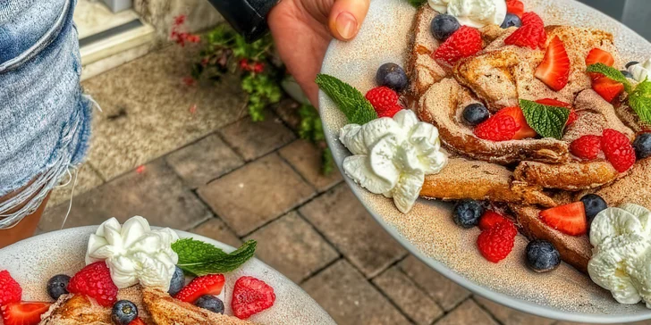 Sladká i slaná snídaně: francouzský toust, obložený chléb, káva i fresh