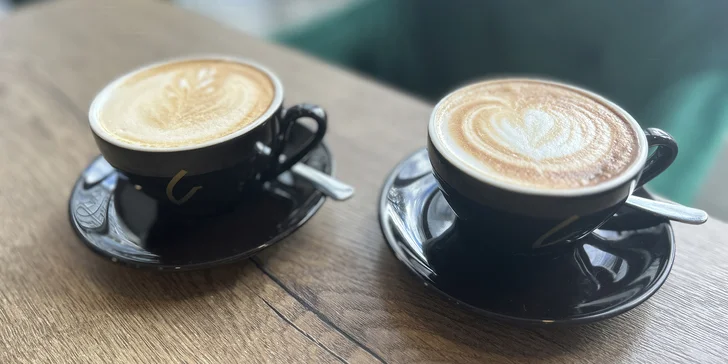 Sladká i slaná snídaně: francouzský toust, obložený chléb, káva i fresh