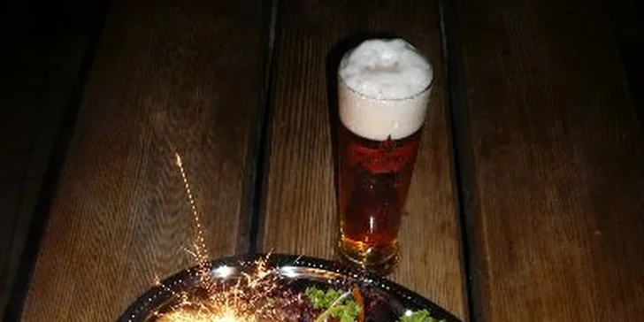 249 Kč za šťavnatý steak (300g) s bramborami a krušovickým Mušketýrem v hodnotě 497 Kč. Krmě vpravdě královská, stylové prostředí středověké krčmy a sleva 50%.