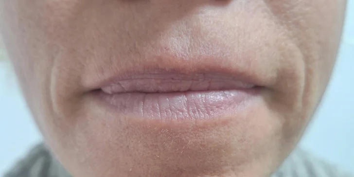 Permanentní make-up dle výběru: pudrové obočí, oční linky i plné rty