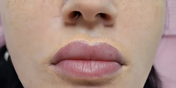 Permanentní make-up dle výběru: horní oční linka, pudrové obočí nebo vláskování i rty