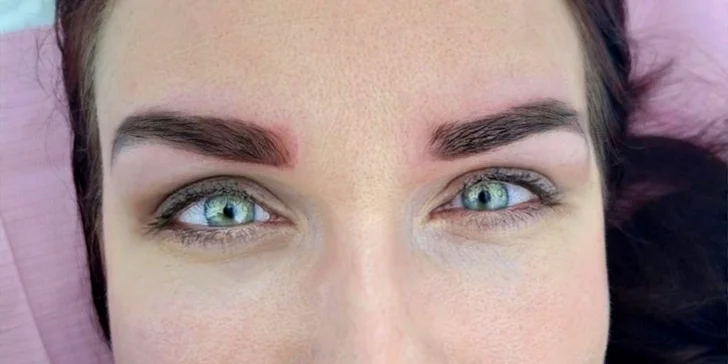 Permanentní make-up dle výběru: pudrové obočí, oční linky i plné rty