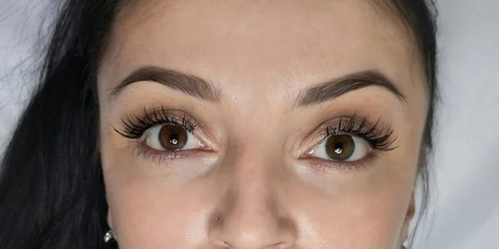 Permanentní make-up dle výběru: pudrové obočí, oční linky i plné rty