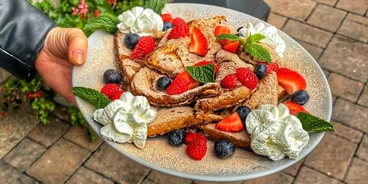 Sladká i slaná snídaně: francouzský toust, obložený chléb, káva i fresh