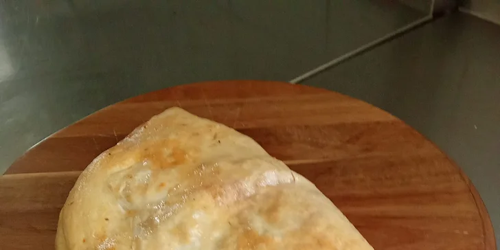 Pizza s plněnými okraji nebo calzone dle vlastního výběru