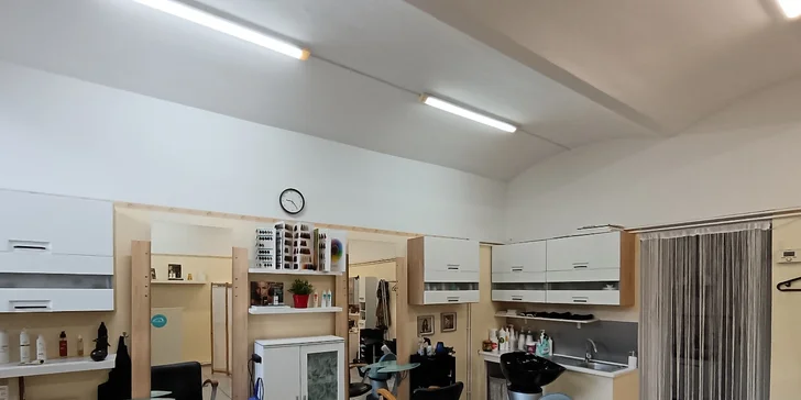 Dámský střih a možnost regenerace, barvení nebo melíru pro všechny délky vlasů