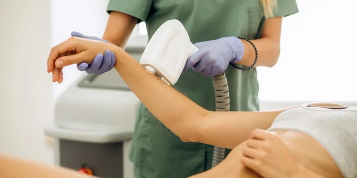 Sametově hebká pokožka bez chloupků: laserová epilace vybraných partií pro ženy i muže