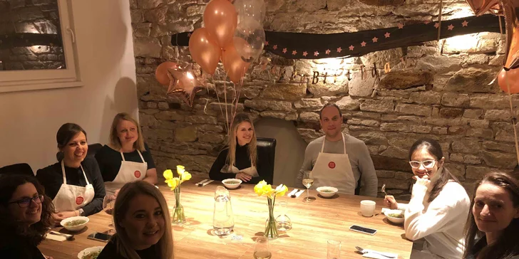 Kurz vaření s neomezenou konzumací nápojů: BBQ burger, salát Waldorf i kremrole