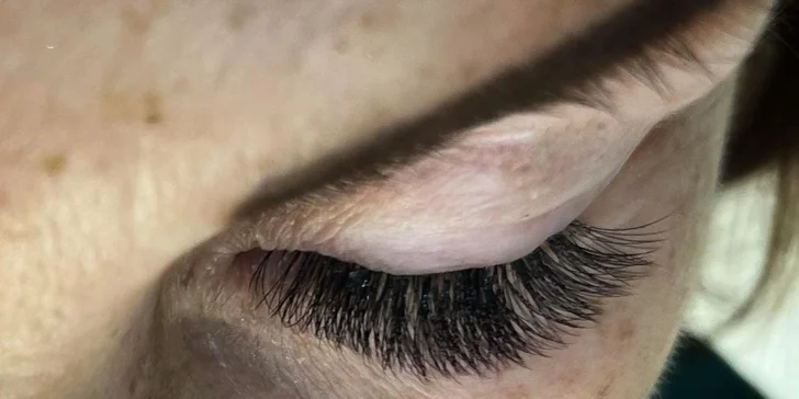 Prodloužení řas metodou volume či hybrid i slavnostní líčení a vlasový styling
