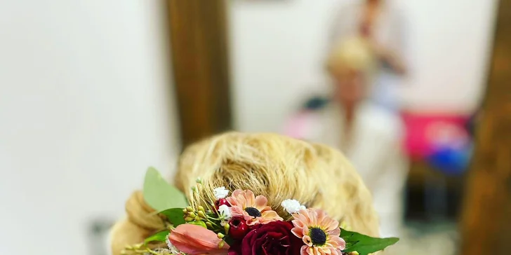 Prodloužení řas metodou volume či hybrid i slavnostní líčení a vlasový styling