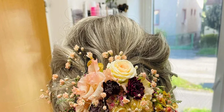 Prodloužení řas metodou volume či hybrid i slavnostní líčení a vlasový styling