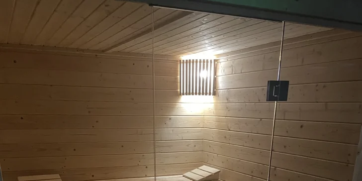 Noc v privátním wellness pro dva: sauna, vířivka, 2 lahve sektu i ovocná mísa