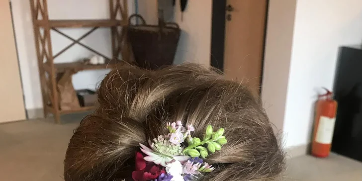 Prodloužení řas metodou volume či hybrid i slavnostní líčení a vlasový styling