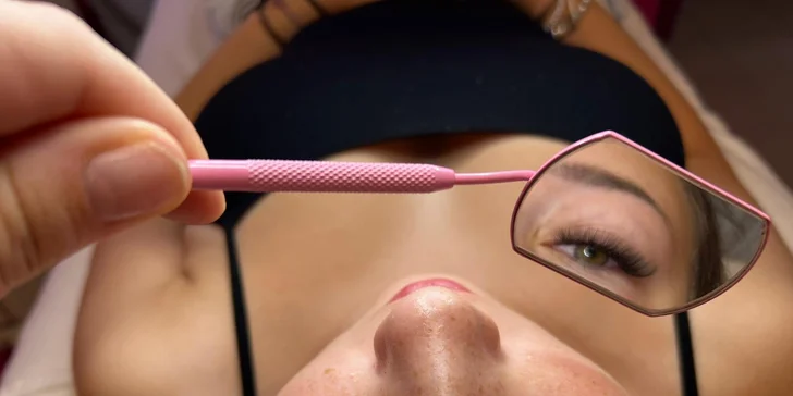 Prodloužení řas metodou volume či hybrid i slavnostní líčení a vlasový styling