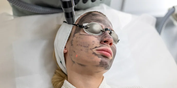 Karbonový peeling, hloubkové čištění i masáž obličeje pro omlazení pleti