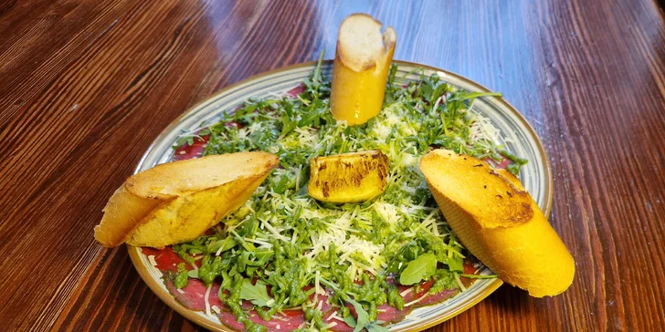 Tříchodové menu pro dva: předkrm, burger s hranolky nebo krevety i borůvkový knedlík na závěr