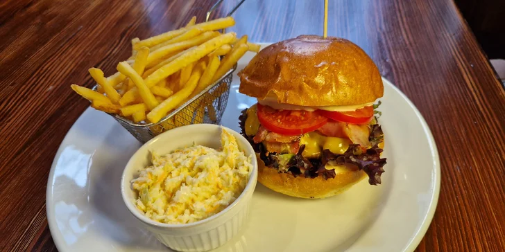 Tříchodové menu pro dva: předkrm, burger s hranolky nebo krevety i borůvkový knedlík na závěr