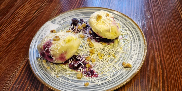 Tříchodové menu pro dva: předkrm, burger s hranolky nebo krevety i borůvkový knedlík na závěr