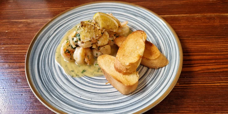Tříchodové menu pro dva: předkrm, burger s hranolky nebo krevety i borůvkový knedlík na závěr