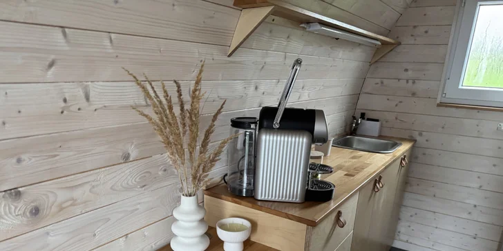 Pobyt u obory s daňky v Lužických horách: tiny house i se snídaní pro 2 osoby