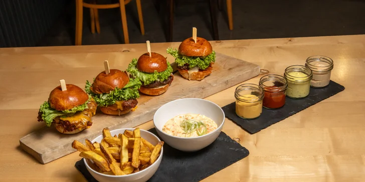 Hovězí i kuřecí miniburgery s přílohami pro 2 nebo 4 osoby: restaurace v areálu Landek parku