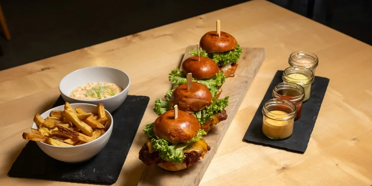 Hovězí i kuřecí miniburgery s přílohami pro 2 nebo 4 osoby: restaurace v areálu Landek parku