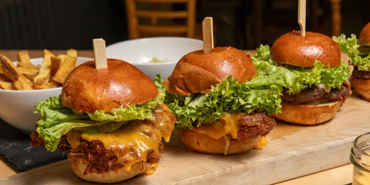 Hovězí i kuřecí miniburgery s přílohami pro 2 nebo 4 osoby: restaurace v areálu Landek parku