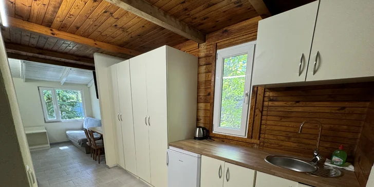 Parádní rodinná dovolená: domky nebo pokoje u jezerní pláže, snídaně i polopenze, wellness