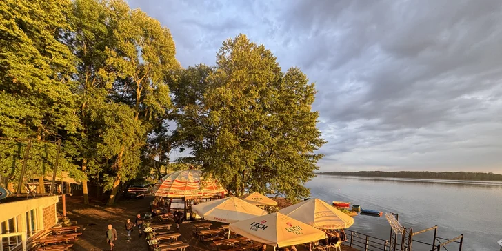 Parádní rodinná dovolená: domky nebo pokoje u jezerní pláže, snídaně i polopenze, wellness