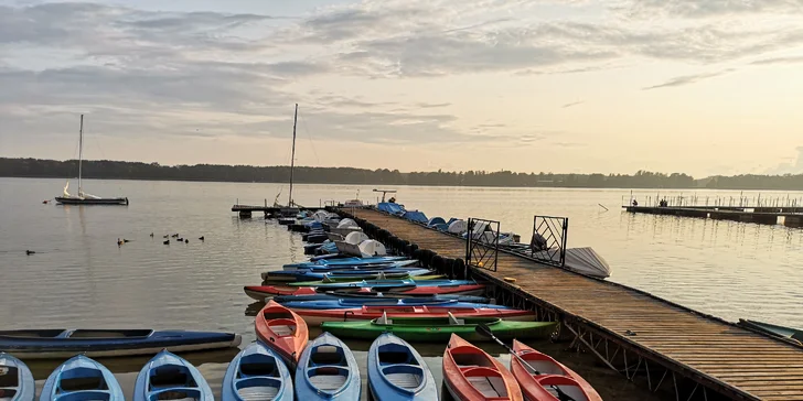 Parádní rodinná dovolená: domky nebo pokoje u jezerní pláže, snídaně i polopenze, wellness