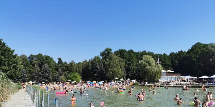 Parádní rodinná dovolená: domky nebo pokoje u jezerní pláže, snídaně i polopenze, wellness