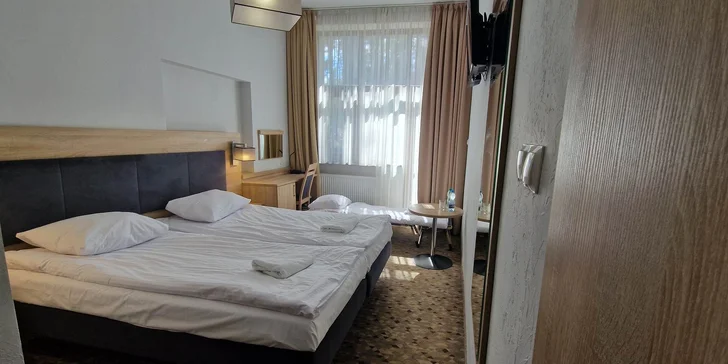 Parádní rodinná dovolená: domky nebo pokoje u jezerní pláže, snídaně i polopenze, wellness