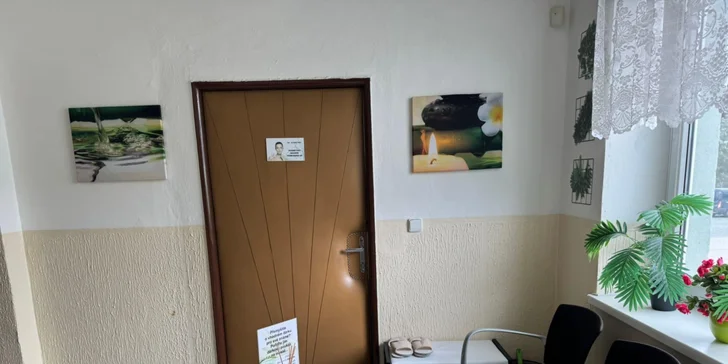 Kosmetický balíček plný výživy s masáží krku a obličeje, úpravou obočí