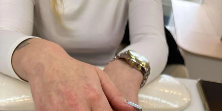 Manikúra či pedikúra: možnost gel laku, shellacu i akrylových nebo gelových nehtů