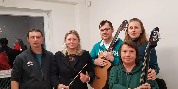 Výuka jevištního projevu i popového a rockového zpěvu pro dospělé či hudební angličtina pro děti