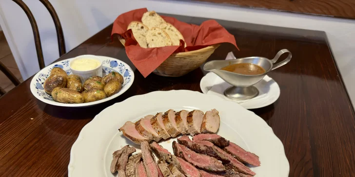 Masová hostina pro 2-4 osoby: steak z hovězího, klokaní svíčkové i vepřové panenky