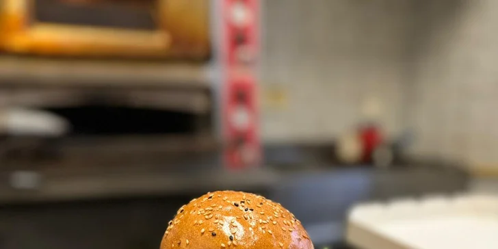 Klasické i dvojité burgery: 6 druhů na výběr, menu s hranolky a nápojem a rozvoz po Opavě zdarma