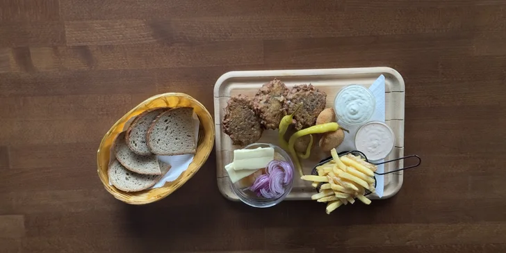 Tvarůžkové prkno s hranolky a omáčkami pro 2 nebo 4 osoby