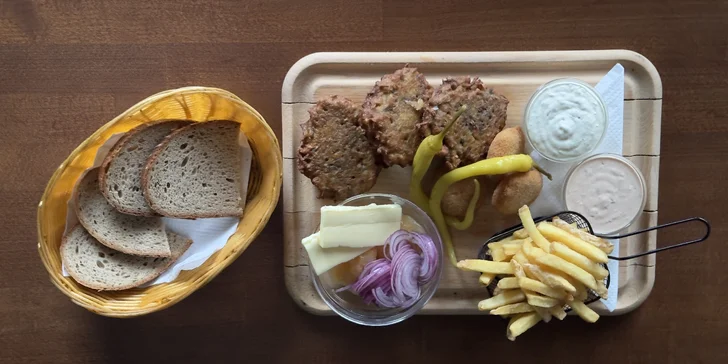 Tvarůžkové prkno s hranolky a omáčkami pro 2 nebo 4 osoby