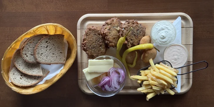 Tvarůžkové prkno s hranolky a omáčkami pro 2 nebo 4 osoby